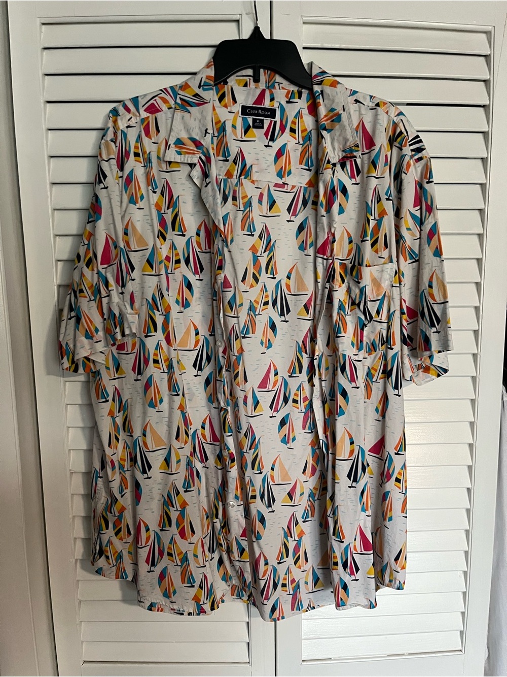Club Room White Short-Sleeve Button-Up Shirt with Multicolor Sailboat Print